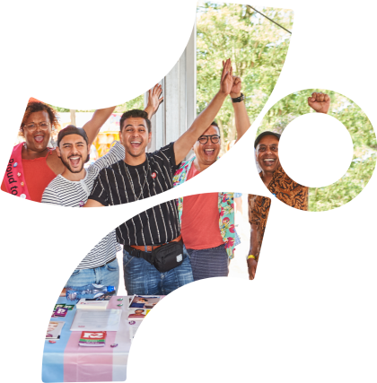 COC leden juichen tijdens een lhbti+ dag in de logo letters van COC.